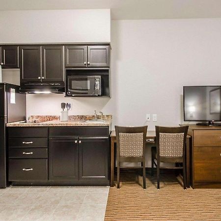 Royal Suites Estevan 外观 照片