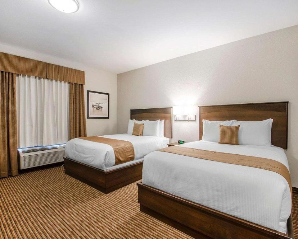 Royal Suites Estevan 外观 照片