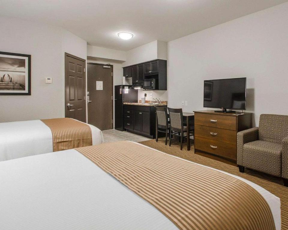Royal Suites Estevan 外观 照片
